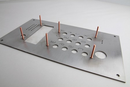 Изготовление прозрачных герметичных символов в стали, установка метизов-0