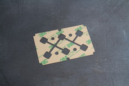 Нанесение клея на электрическую плату-0