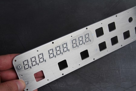 Заливка компаундом окон циферблата-0