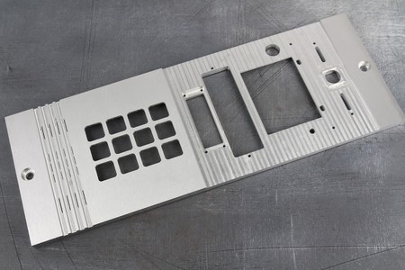 Крацевание (направленная шлифовка) и фрезеровка панели-1