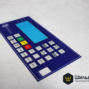 Высокая точность совмещения слоев печати при изготовлении лицевых пленочных панелей хорошо видна по обводкам и рамочкам вокруг кнопок и светодиодов