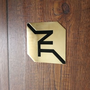 Латунный шильдик