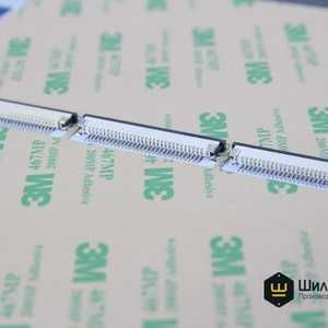 Оборотная сторона панели управления на печатной плате с разъемами