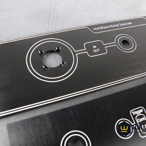 Панель аудио-усилителя с анодированием в черный цвет