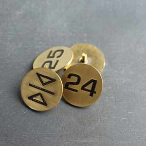 Шильд с крепежом