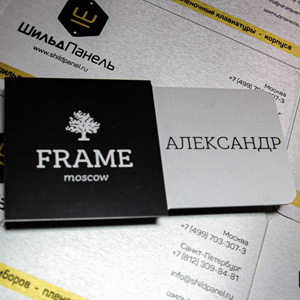 Контрастный бейджик нестандартной формы