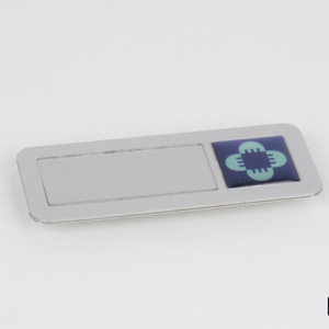 Компактный бейджик с окошком