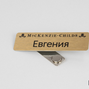 Компактный бейджик на магните