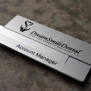 Бейджик с металлической вставкой